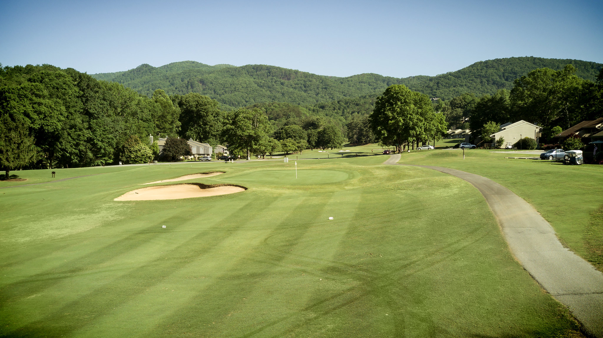 Read more about the article Rumbling Bald on Lake Lure Announces Shoulder Season Package Rates