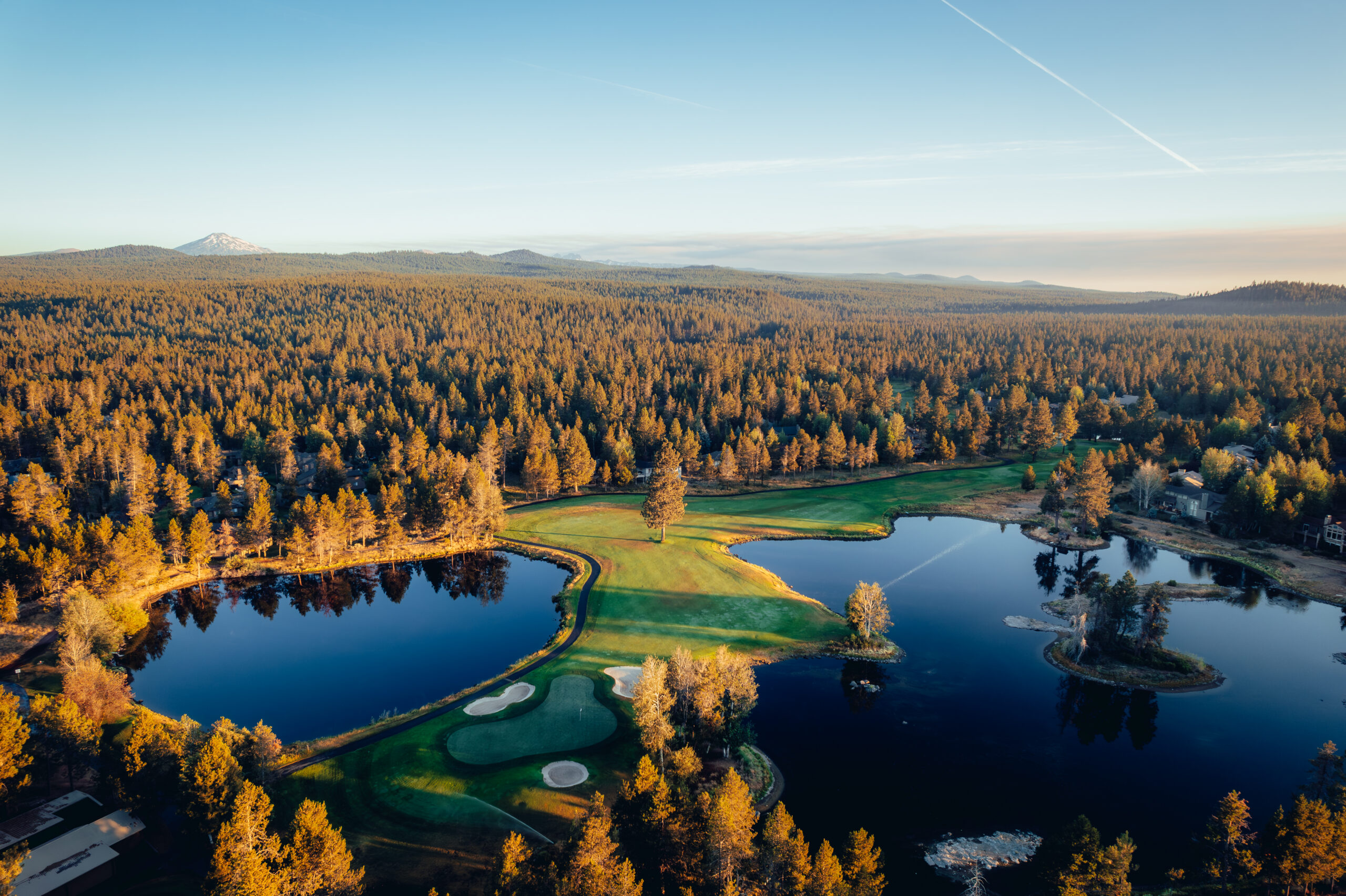 Read more about the article Sunriver Resort and Bad Birdie Tee Up The Ultimate Fall Golf Getaway in Bend, Oregon
